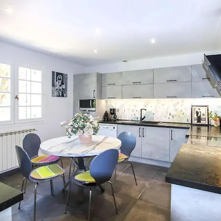 Cozy In With Kitchen Cheyssieu